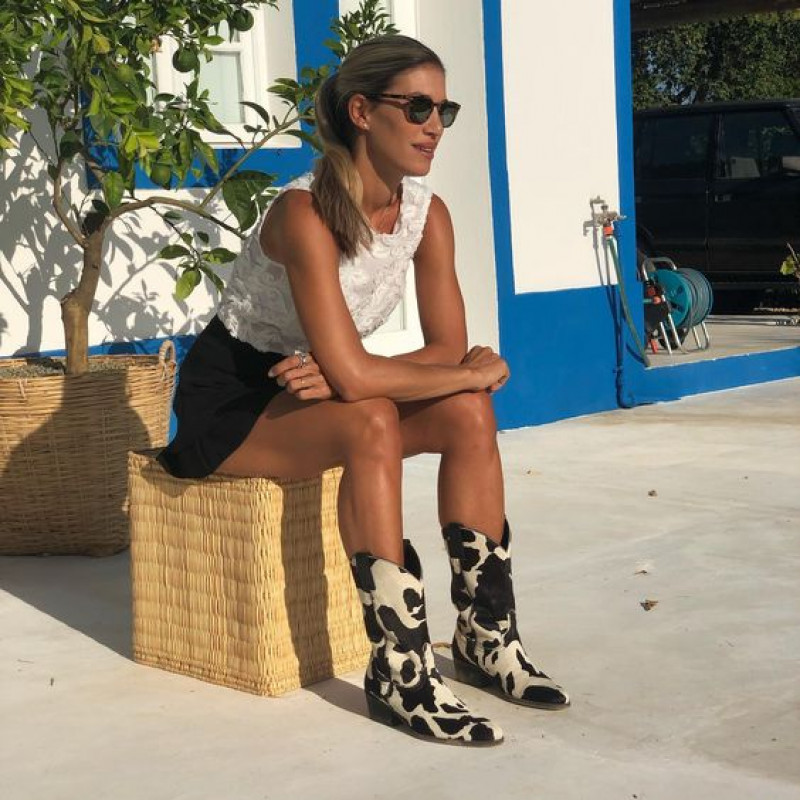 White Sleeveless Crop Top, Boots