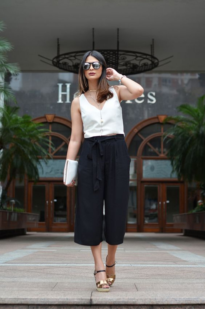 White Sleeveless Crop Top, Black Cotton Cargo, Outfit