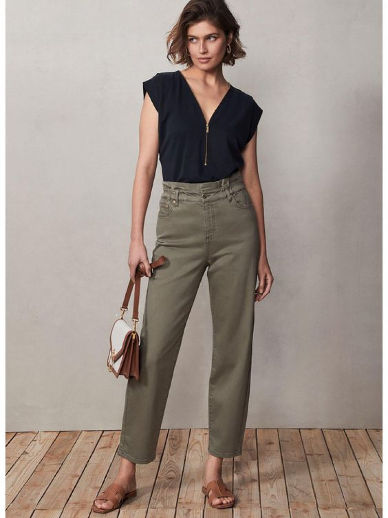 Black Sleeveless Cropped Blouse, Beige Silk Suit Trouser, Jeans Outfit Ideas