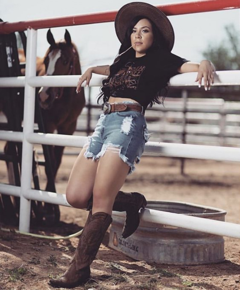 Black Sleeveless Tank Top, Light Blue Denim Jeans, Cowgirl Outfits