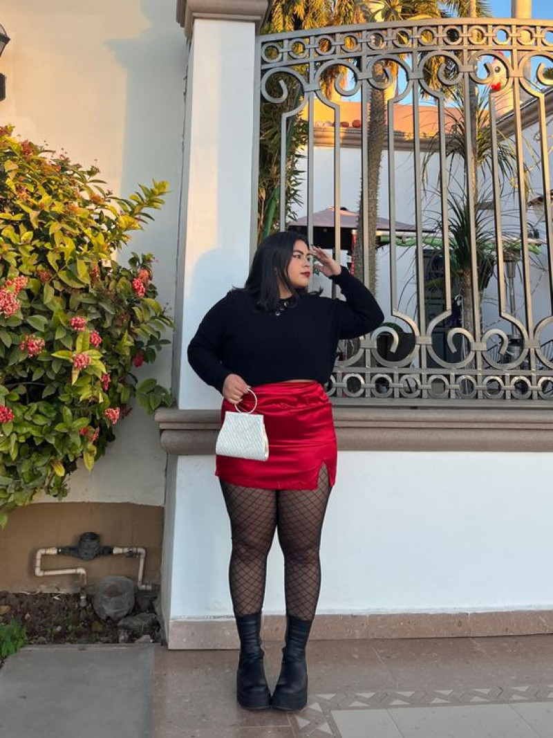 Black Long Sleeves Sweater, Red Casual Skirt, Concert Outfits