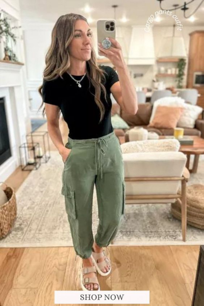 Black Short Sleeves T-Shirt, Green Cargo, Green Cargo Pants Outfit