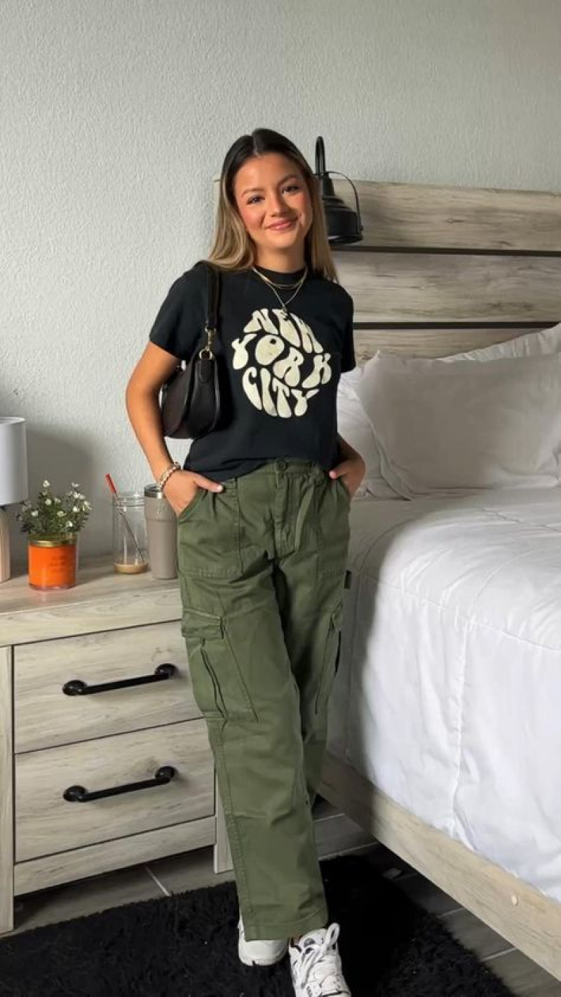 Black Short Sleeves T-Shirt, Green Cotton Casual Trouser, Green Cargo Pants Outfit