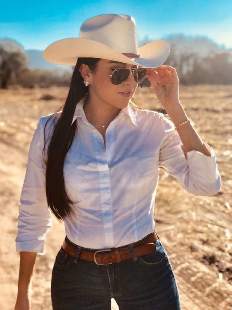 Long Sleeves Shirt, Dark Blue And Navy Denim Jeans, Cowgirl Outfits