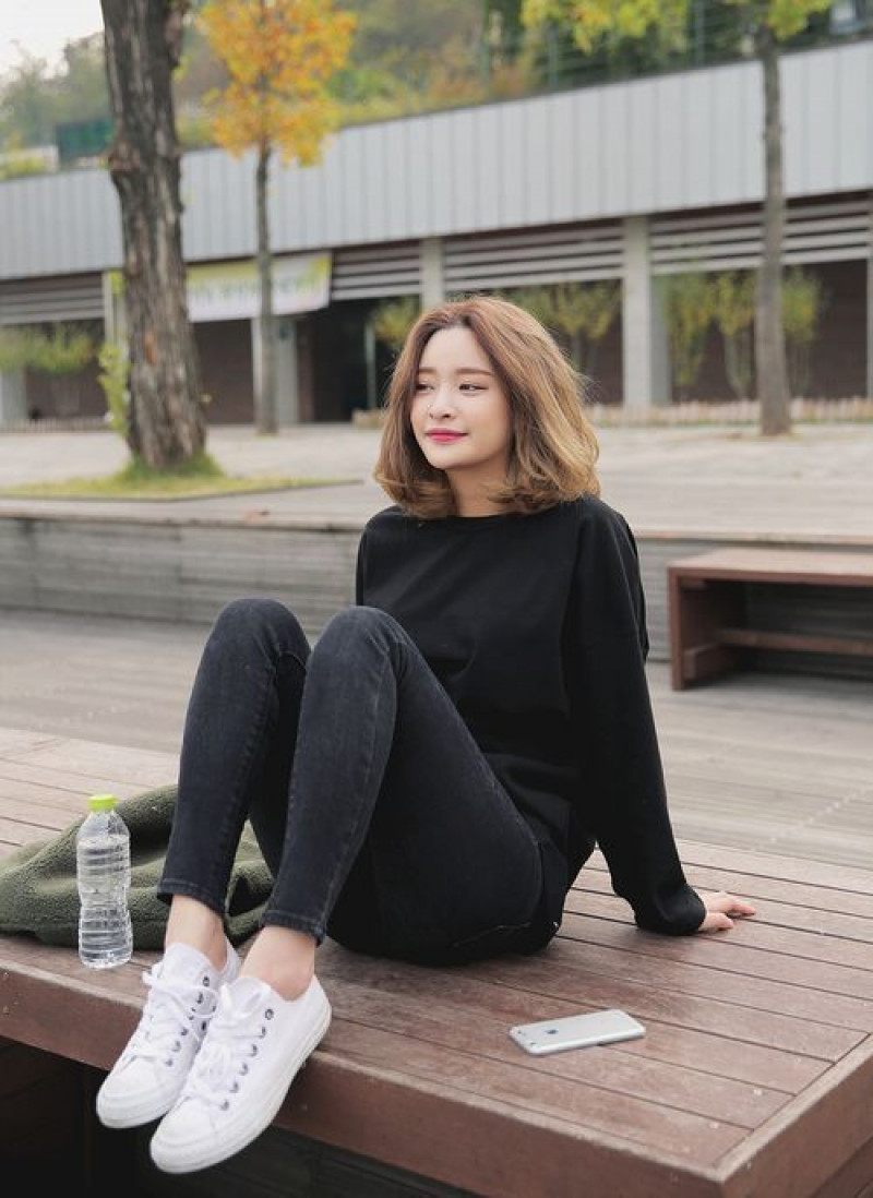 Black Long Sleeves Sweater, Grey Denim Casual Trouser, Outfits With Short Hair
