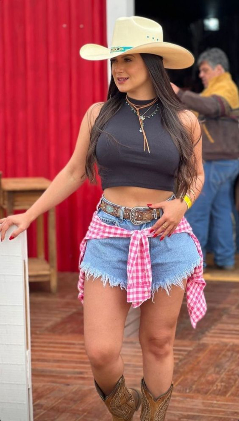 Sleeveless Crop Top, Light Blue Cotton Jeans, Cowgirl Outfits