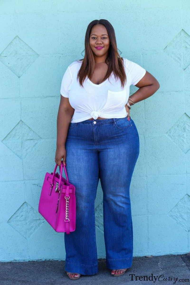 White Short Sleeves T-Shirt, Dark Blue And Navy Denim Jeans, Jeans Outfit