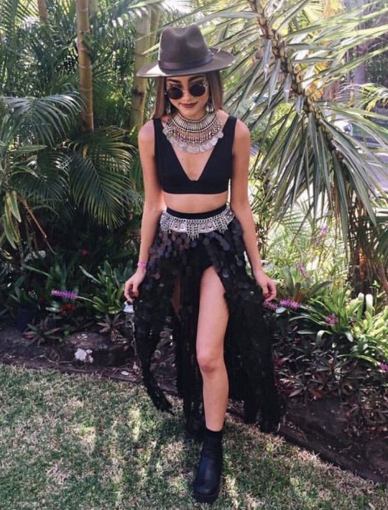 Black Sleeveless Crop Top, Black Lace Beach Skirt, Outfits